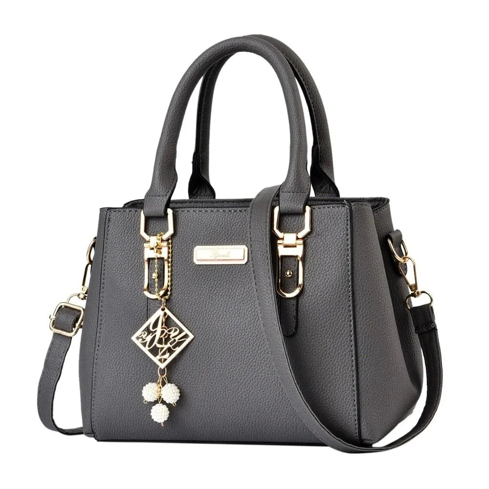 Essential Grained Leather Messenger Bag